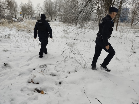 policjanci patrolują teren dookoła śnieg