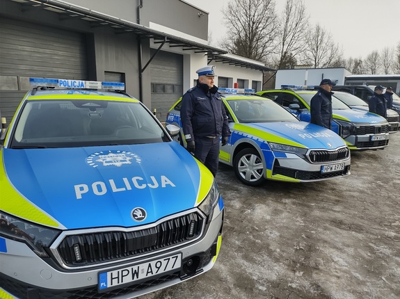 policjanci i zaproszeni goście podczas przekazania radiowozów