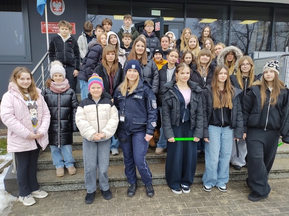 wspólne zdjęcie na schodach wejściowych do budynku w