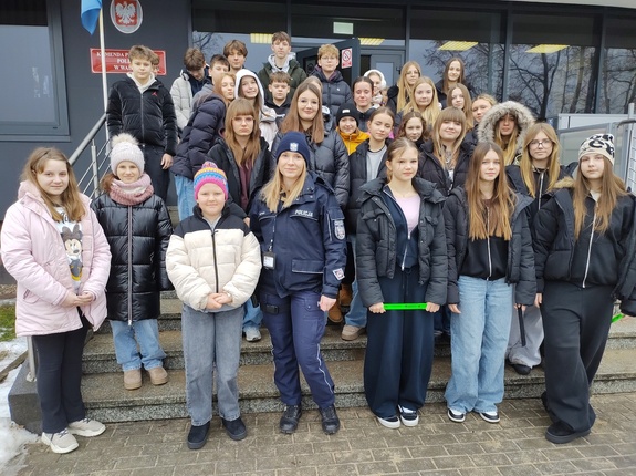 wspólne zdjęcie na schodach wejściowych do budynku w