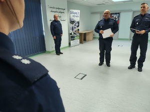 komendant wręcza awanse w tle wyposażenie sali konferencyjnej