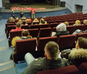 policjantki rozmawiają z wolontariuszami w tle scena