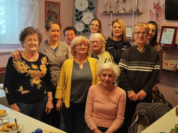 wspólne zdjęcie z seniorami w tle wyposażenie pomieszczenia