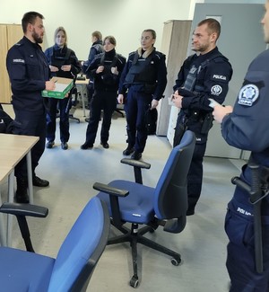 słuchacze podczas odprawy do służby w tle wyposażenie pokoju