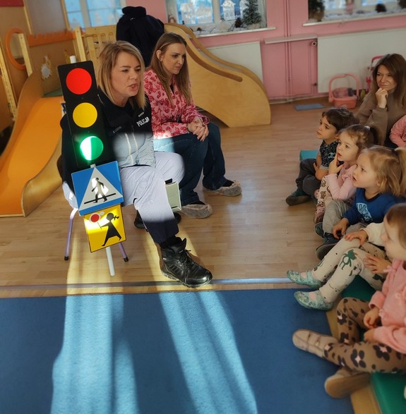 policjantka i przedstawicielka sanepidu rozmawiają z przedszkolakami