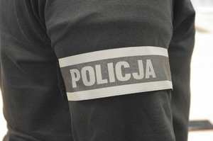 opaska z napisem policja na rękwawie
