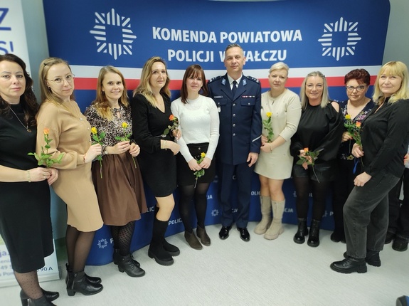 pracownicy cywilni przyjmują życzenia od komendanta w tle sal