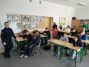 policjantka prowadzi spotkanie w tle sala