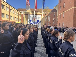 policjanci składają ślubowanie w tle budynki policji