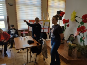 goście prowadzą spotkanie, w tle sala