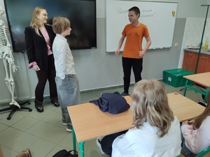 goście prowadzą spotkanie, w tle sala