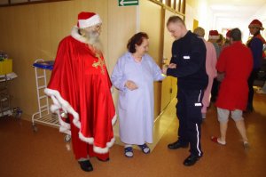 Mundurowi z odwiedzinami u małych pacjentów i seniorów szpitala w Wałczu
