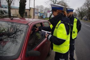 Policjanci drogówki promują trzeźwość na drodze
