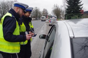 Policjanci drogówki promują trzeźwość na drodze