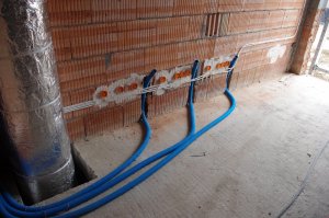 17.05.2018r- wykonano instalacje WOD-KA w sanitariatach, fundamenty pod garaże i boksy dla psów służbowych, instalacja oświetleniowa i sygnalizacyjna, fasady elewacyjne