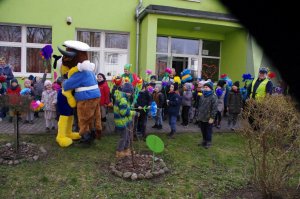 Policjanci witają się z przedszkolakamki