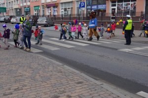 Przejście dla pieszych w tle budynki osiedla