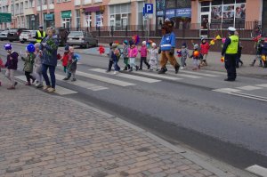 Dzieci przechodzą przez przejście pod okiem policjantów