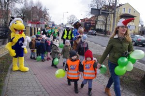 Przedszkolaki na spacerze w tle maskotka Mrówka
