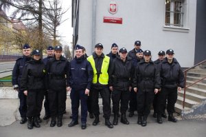 słuchacze przed budynkiem komendy, na  tle  budynku jednostki