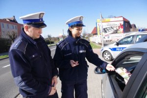 kierowca przez okno odbiera ulotki