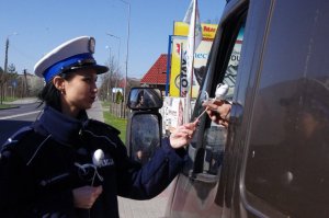 ulotka wręczana kierowcy przez okno  w  aucie