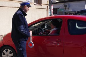 kobieta siedzi za kierownicą pojazdu