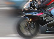 przód motocykla na rozmytym kolorowym tle
