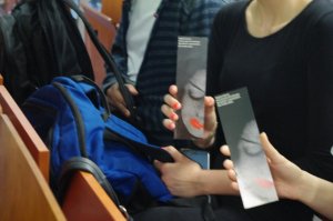 ulotka, w rękach uczennic. Twarz kobiety z czerwonymi ustami