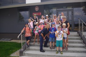 wspólne zdjęcie na schodach komendy, policjantka koloniści  i opiekunowie