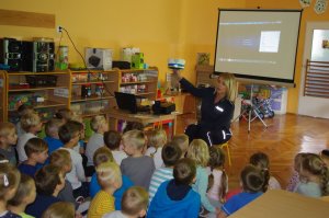 policjantka pokazuje maskotki