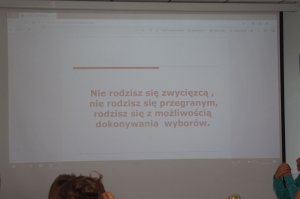 ekran a na nim napis nie rodzisz się zwycięzcą, nie rodzisz się przegranym, rodzisz się z możliwością dokonywania wyborów