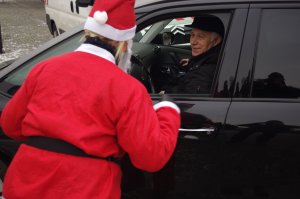 Mikołaj rozmawia z kierowcą