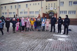 wspólne zdjęcie dzieci i policjantów w tle szkoła